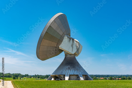 Eine der Parabolantennen der Erdfunkstelle Raisting in Bayern am Ammersee bei schönem Wetter, Bayern, Raisting, 14.07.2026