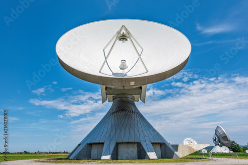 Eine der Parabolantennen der Erdfunkstelle Raisting in Bayern am Ammersee bei schönem Wetter, Bayern, Raisting, 14.07.2026