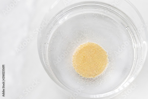 La tableta efervescente se disuelve en agua en un vaso