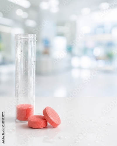Frascos con tabletas efervescentes en un entorno de farmacia