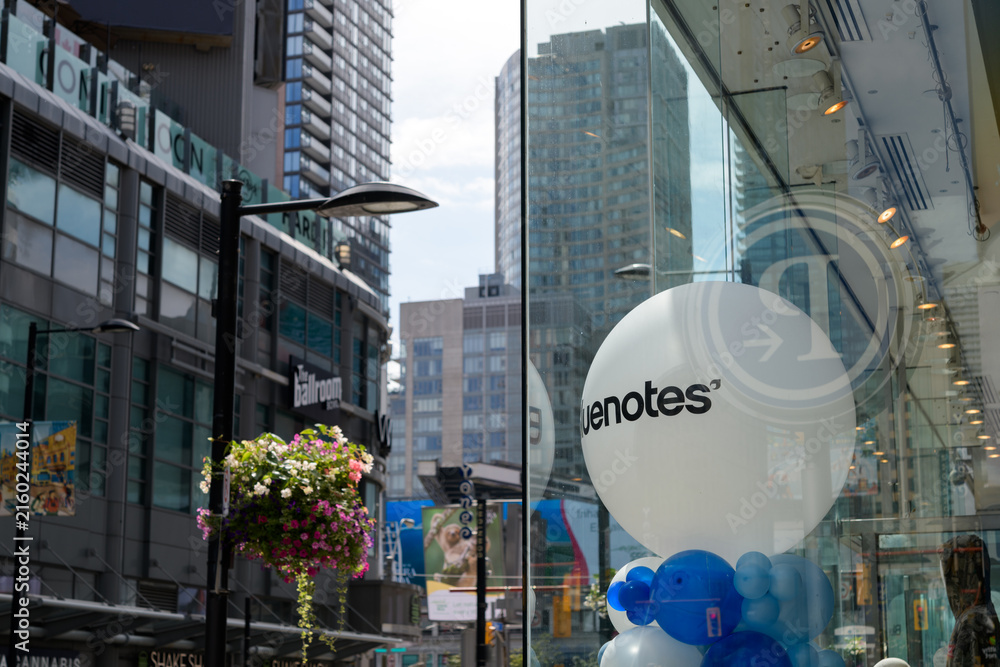 Naklejka premium big balloon with sign inside display window of Bluenotes, a clothing store, located at 316 Yonge St, Toronto