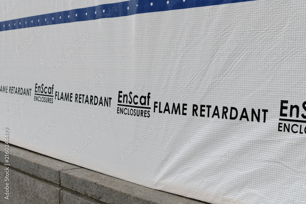Naklejka premium close-up of EnScaf Enclosures’ flame-retardant (FR) product, at a construction-site containment in Toronto