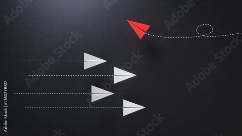 Fotografía One red paper plane flying in a different direction than white paper planes, mov