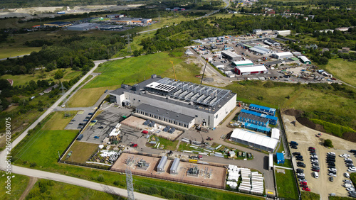 Fotografie Aerial view showing a large data center building under construction with rooftop cooling systems