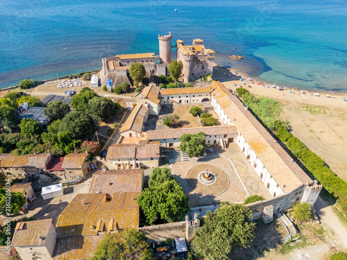 Canvastavla Vista aerea del castello di Santa severa vicino a Civitavecchia a Roma