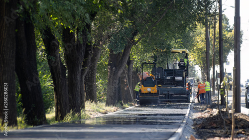 Canvastavla Distortion of road construction equipment and workers due to the hot air mirage effect