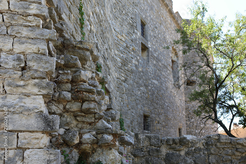 Konstfotografi Le Barroux castle stone wall, Provence, France