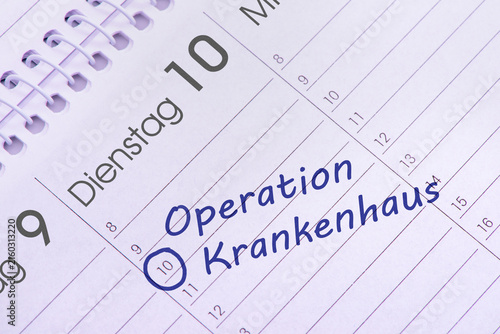 Cuadro en lienzo In einem Kalender ist ein Termin vorgemerkt für Operation und Krankenhaus