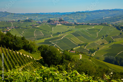 Piemont die Weinhügel um Barolo