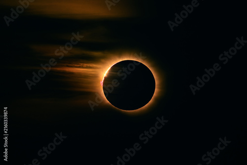 Cuadro en lienzo Diamond ring effect at the end of totality, bright bead of sunlight bursting fro