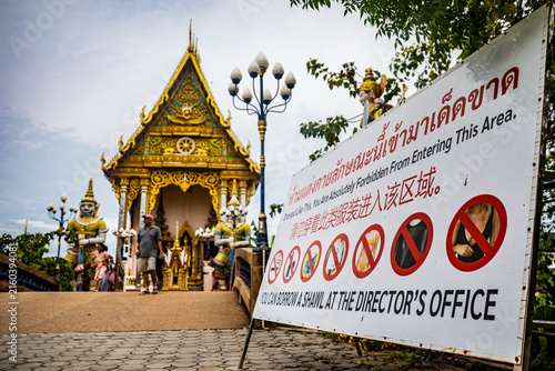 Konstfotografi A warning sign about the dress code at the entrance to the Thai Buddhist temple