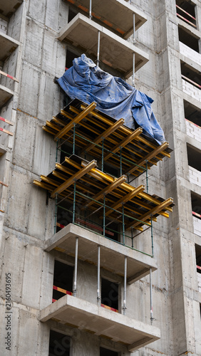 Canvas Print High-rise residential building under construction with concrete structure and temporary formwork, representing urban development, architecture and real estate growth