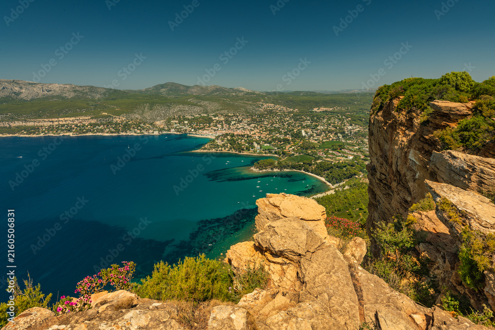 Fototapeta premium Sunlit Cliffside Overlooking the Turquoise Waters of Cassis