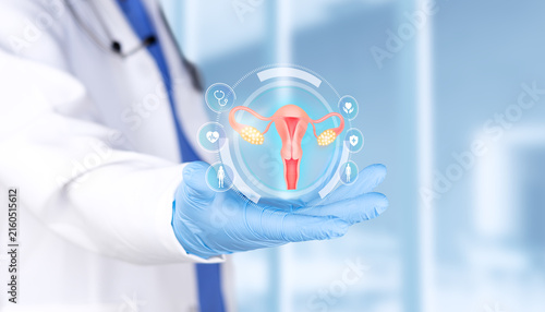 Foto Oncology specialist examining the cervix for the diagnosis of preneoplastic lesions and cervical cancer