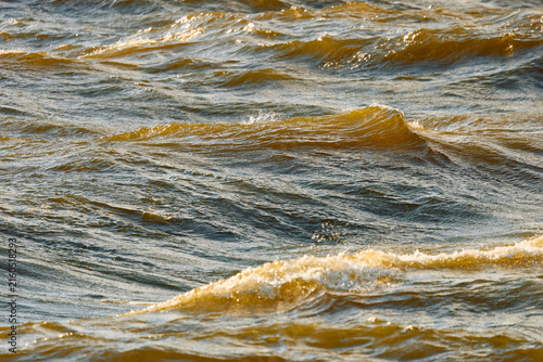 Foto Large waves of the Gulf of Finland in windy weather at sunset