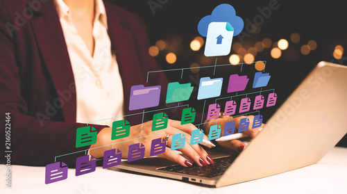 Foto Businesswoman organizing and synchronizing digital files and folders with cloud
