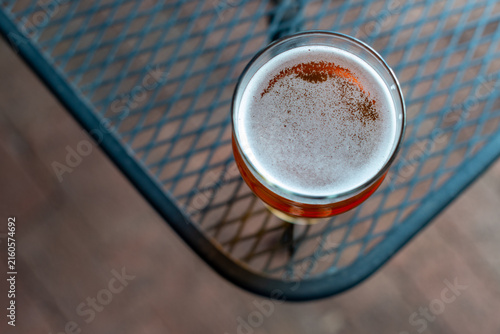 Fotografía Top view of a glass full of sour-flavored beer