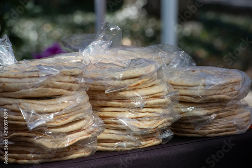 Foto Clear plastic bags filled with baked whole wheat Greek pita breads