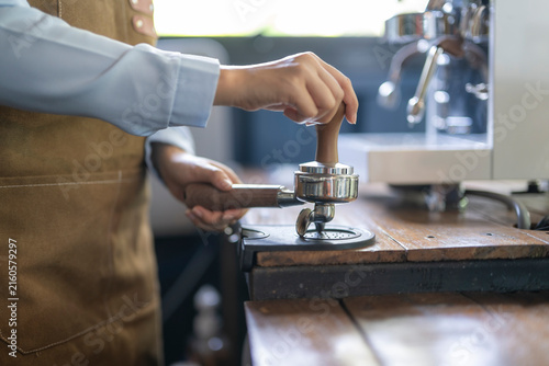 Fotografía Crafting Perfect Espresso: Barista Preparing Coffee Blend in Cafe