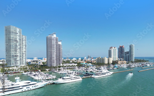 Canvastavla Coastal cityscape of Miami Beach with yachts and harbor