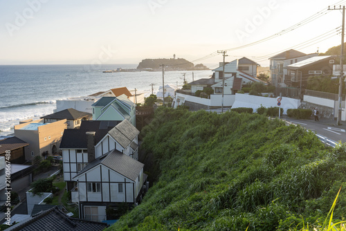 Naklejka 七里ヶ浜の高台から望む夕暮れの湘南と江の島の風景 