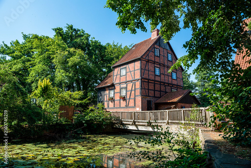 Klosterteich, Wienhausen, Niedersachsen, Deutschland, Wassermühle, Glockenturm St. Marien