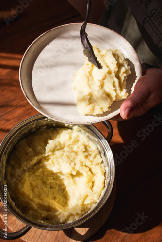 Foto Creamy Homemade Mashed Potatoes Served on a Plate