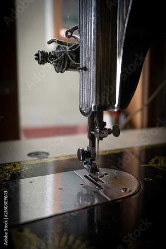 Foto Close up detail of a vintage sewing machine needle and presser foot with a shall