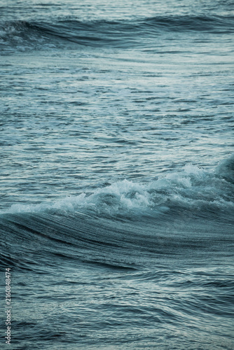 Obraz na plátně Close-up view of teal ocean waves and rippling sea surface with gentle swell and