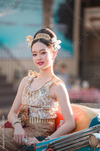 Cuadro en lienzo Young woman in traditional costume with elaborate hair accessories at outdoor ev