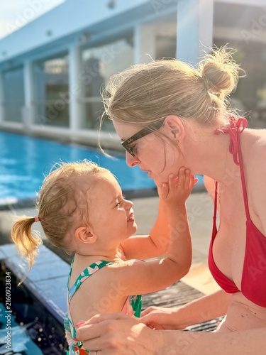 Fotografía Mère et petite fille partageant un moment tendre au bord de la piscine