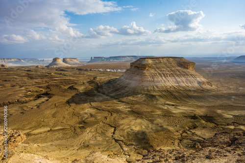 Cuadro en lienzo Desert landscape with mesas in Qaraqiya District