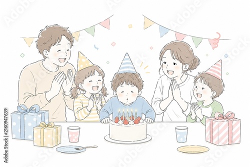 家族で子供の誕生日を祝う幸せな瞬間、ケーキのろうそくを吹き消す男の子と見守る両親と兄弟