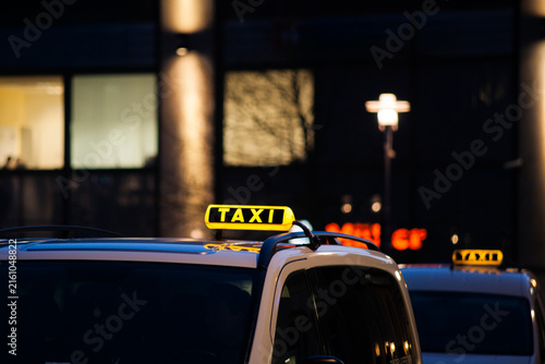 Taxi Schild leuchtet - Transport in der Nacht in der Stadt