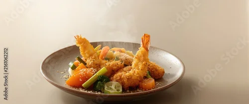 Obraz  z motywem Crispy Fried Shrimp with Vegetables and Steam on a Plate