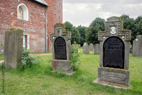 historische grabsteine auf dem friedhof st laurentii