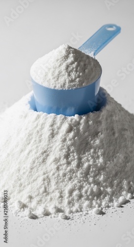 粉末洗剤と青い計量スプーン