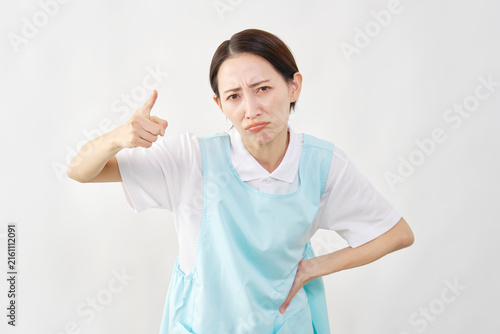 叱る介護士女性　白背景