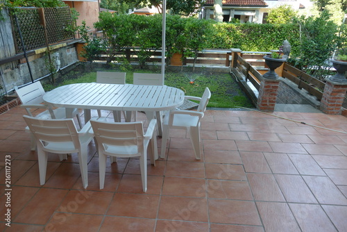 Terrazzo con tavolo e sedie da giardino