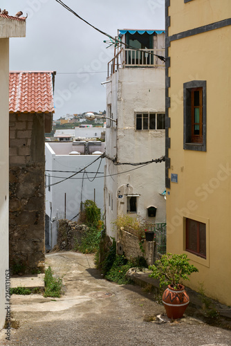 Fotografía View down the Pasaje Arias, a narrow sloping street lined with traditional buildings and plants in Firgas, Gran Canaria