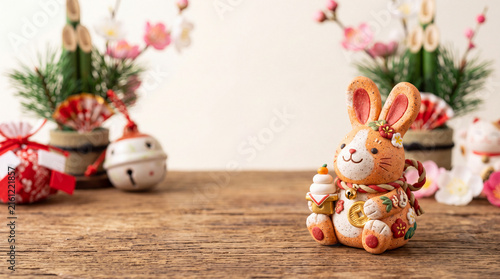 正月飾りのうさぎの置物と門松・年賀状背景素材
うさぎ年（卯年）の日本の伝統的なお正月飾りとコピースペース
木のテーブルの上に置かれた可愛い粘土細工のうさぎと正月小物