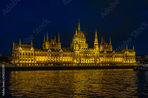Obraz na płótnie Night view of the famous Hungarian Parliament Building in Budapest, Hungary, as seen across the Danube River
