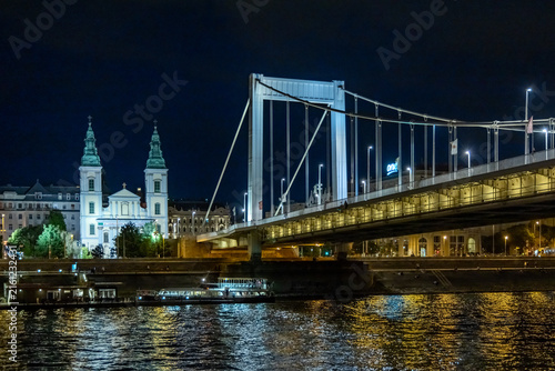 Quadro su tela Night view of the Elisabeth Bridge, a white cable suspension bridge spanning the Danube River in Budapest, Hungary