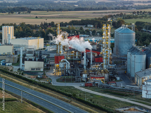 Fotografía Aerial view of methanol and ethanol factory plant in corn field