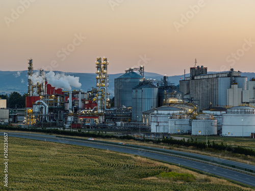 Foto Aerial view of methanol and ethanol factory plant in corn field