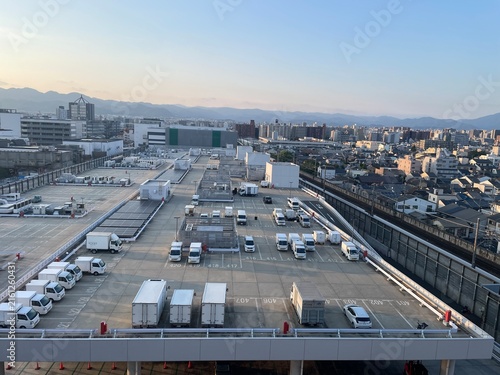 Fototapeta 夕暮れの京都の都市景観と広大な屋上駐車場