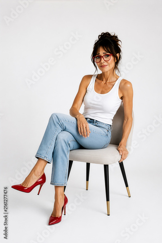 Skeptische Frau mit roten High Heel und roter Brille