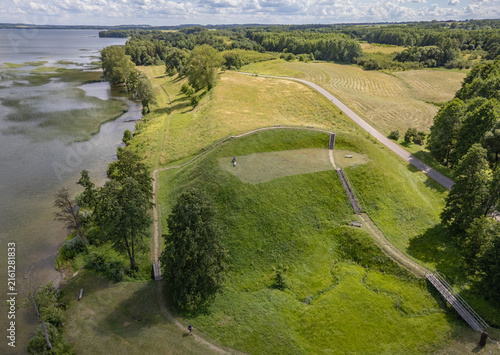 Fotografie Crone view of Prelomciskes hillfort mound on a shore of Dusia Lake, Lithuania