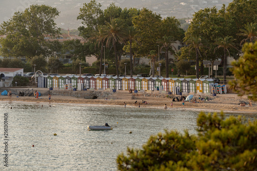 Fotografie Playa de Sant Pol con las tradicionales casetas de colores en S'Agaró, Costa Bra