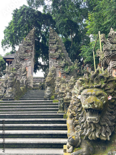 Foto May 25, 2026 - Ubud, Bali, Indonesia: Pura Dalem temple entrance with Candi Bent